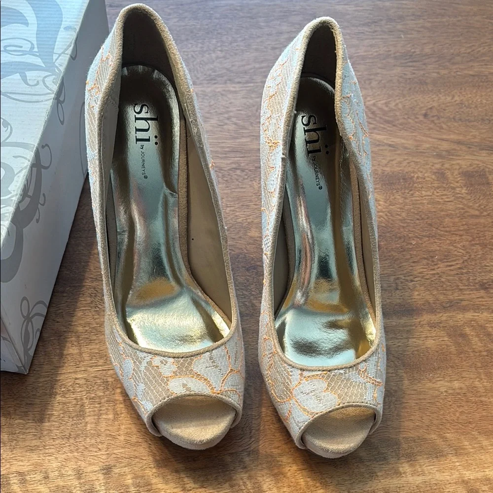 Shi by JOURNEYS Cream and Gold Floral Heels